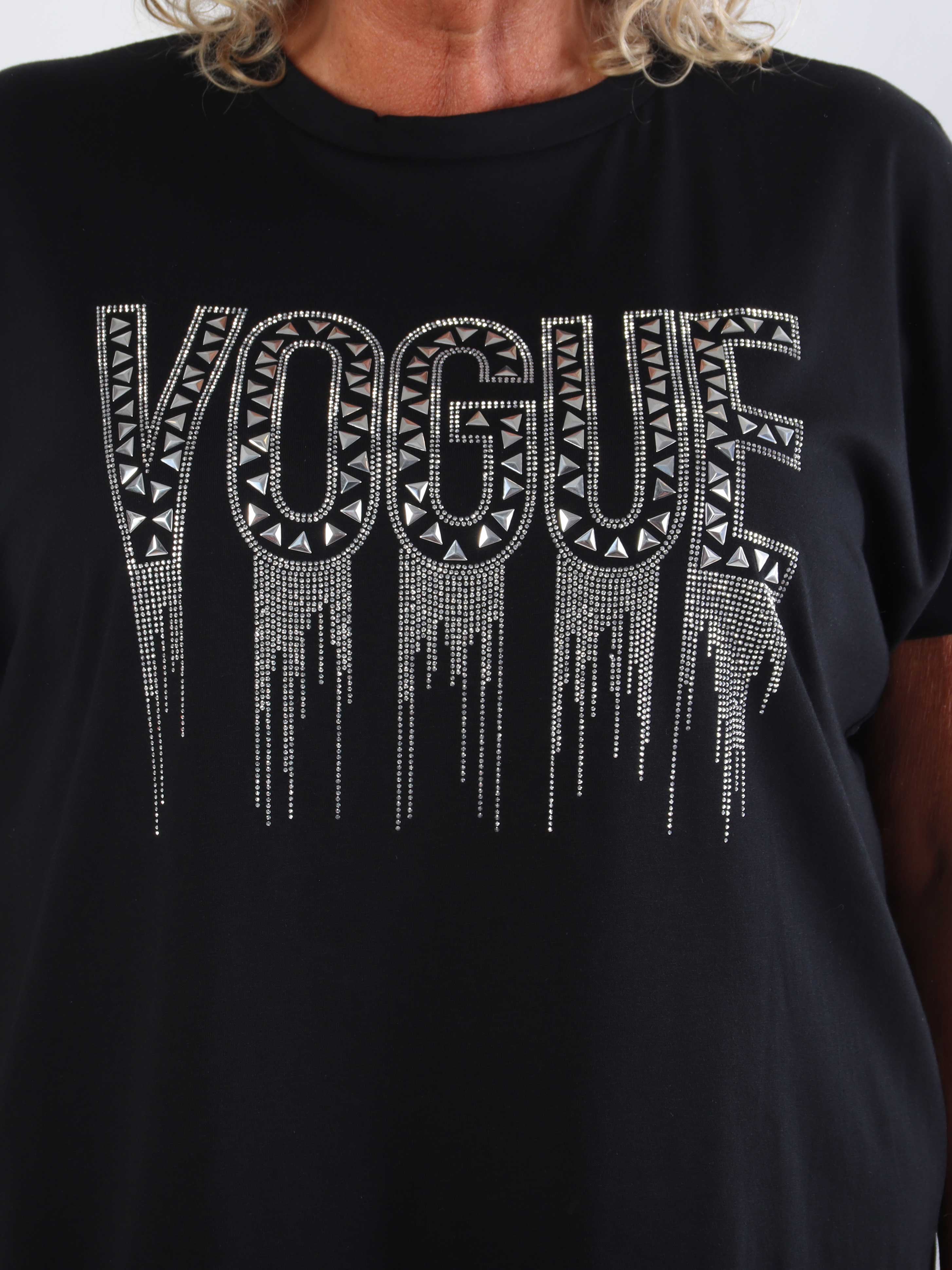 Carna - Plus size t-shirt i bomuld med VOGUE på brystet med fine similisten